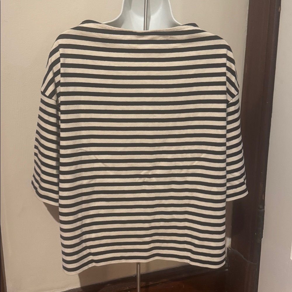 Uniqlo Black and White Striped Top - Picture 3 of 3